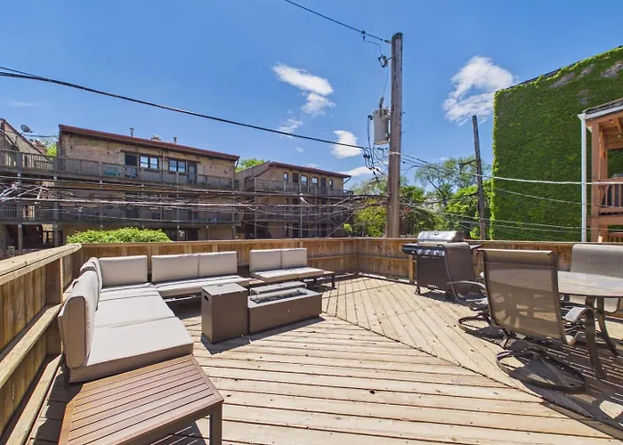 Luxury Wrigley Getaway 2br Parking * Chicago
