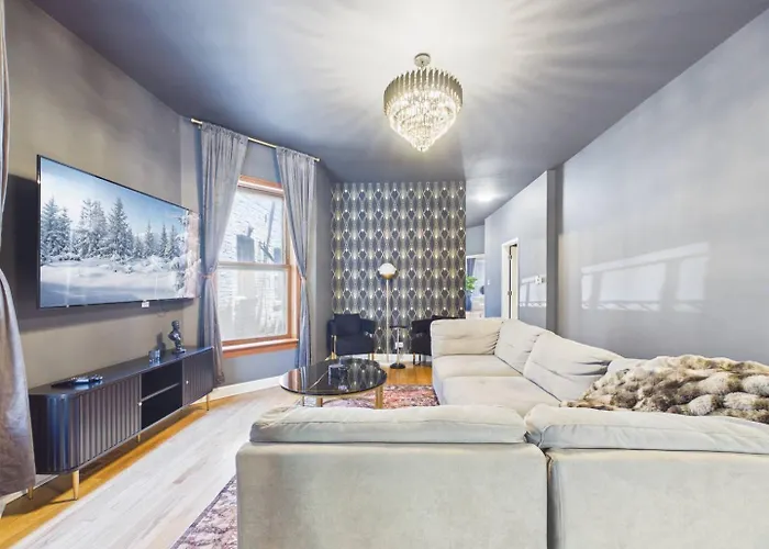 Luxury Wrigley Getaway 2br Parking