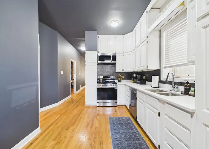 Luxury Wrigley Getaway 2br Parking *