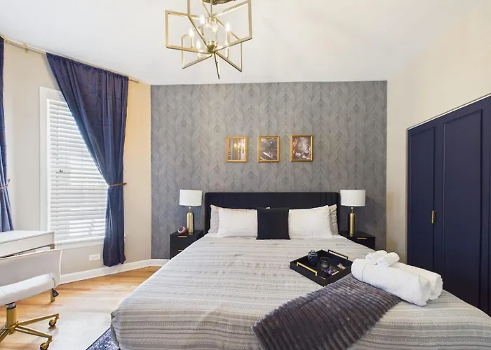 Luxury Wrigley Getaway 2br Parking *