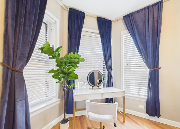 Luxury Wrigley Getaway 2br Parking * Chicago