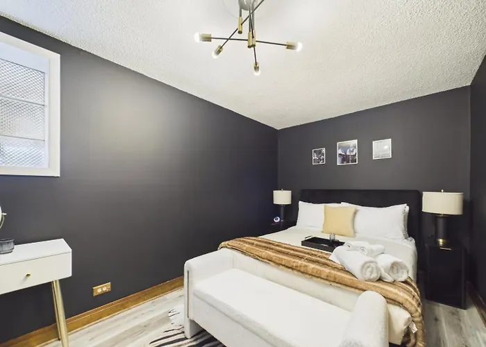 Luxury Wrigley Getaway 2br Parking