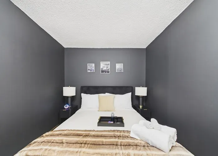 Luxury Wrigley Getaway 2br Parking Apartamento