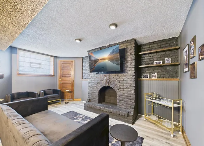 Luxury Wrigley Getaway 2br Parking